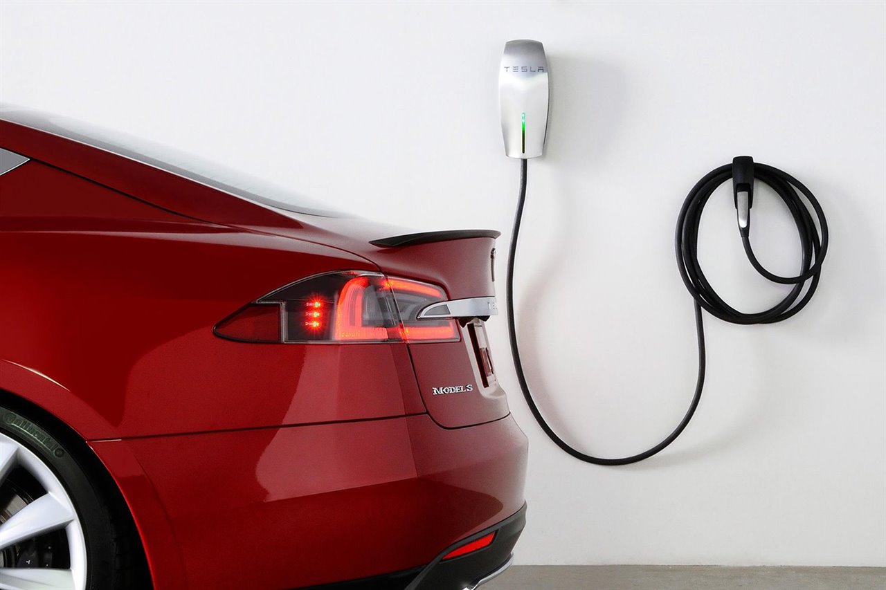 Se recomienda acordar con la comunidad de vecinos unas normas para el diseño de la instalación de puntos de recarga y evitar así la aglomeración de cables. Cargador de Tesla.