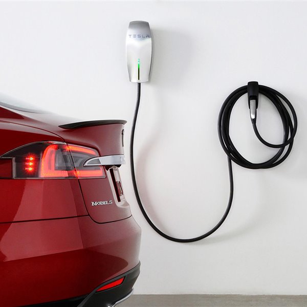 Se recomienda acordar con la comunidad de vecinos unas normas para el diseño de la instalación de puntos de recarga y evitar así la aglomeración de cables. Cargador de Tesla.