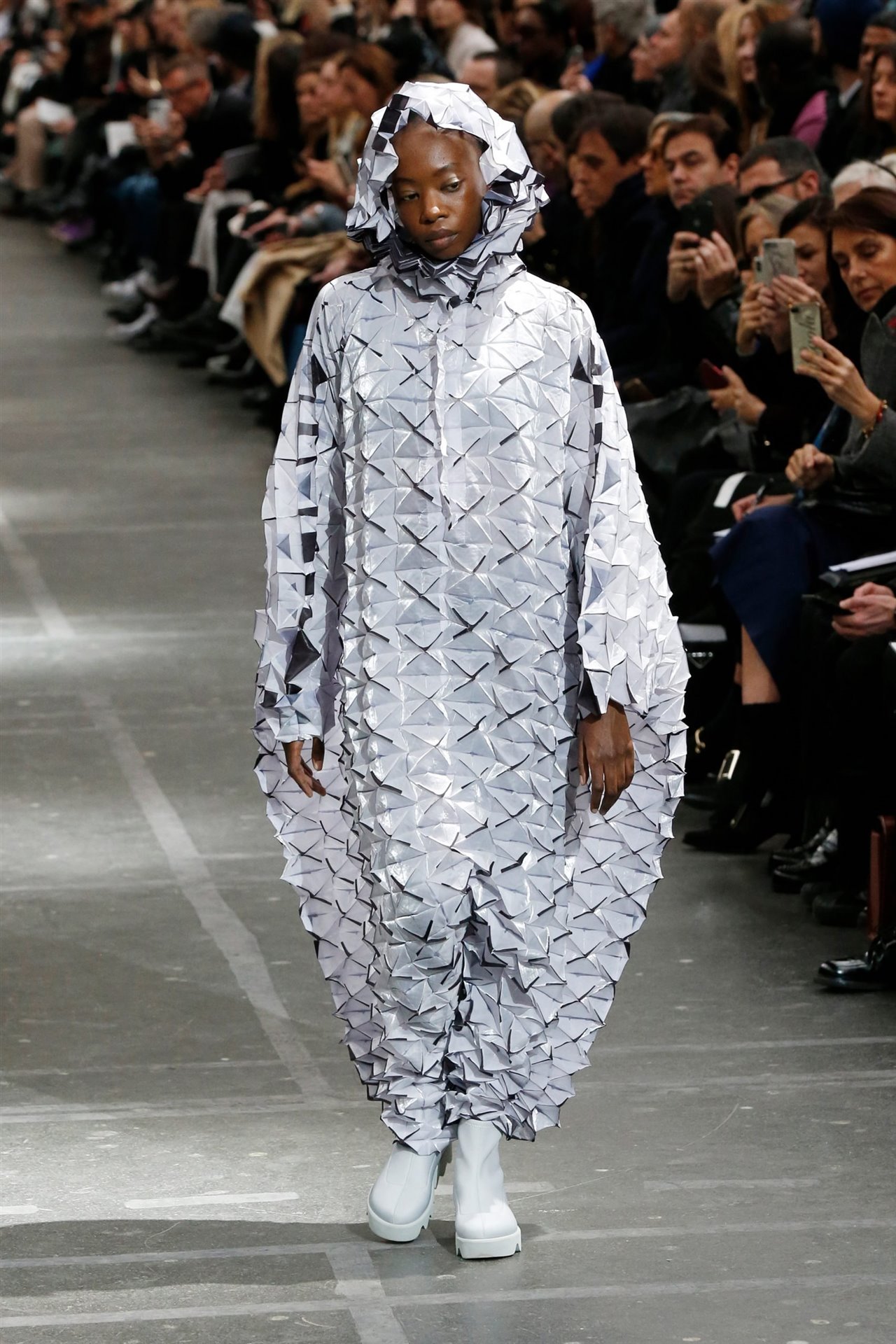 Los monos flotantes de Satoshi Kondo para Issey Miyake