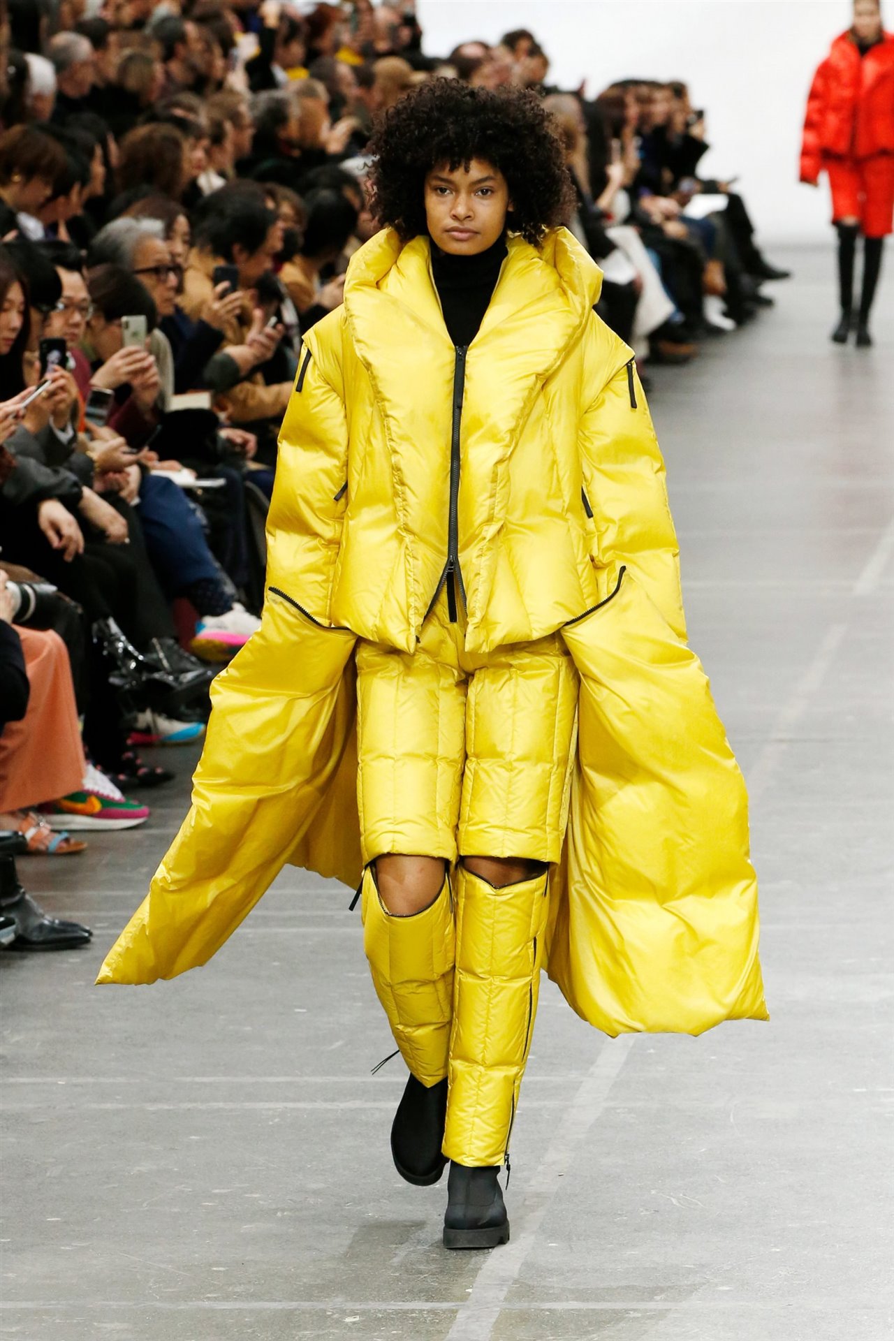 Este abrigo en amarillo presenta mangas extraíbles. Mención especial a las botas, que ya hemos visto en las propuestas de Bottega Veneta.