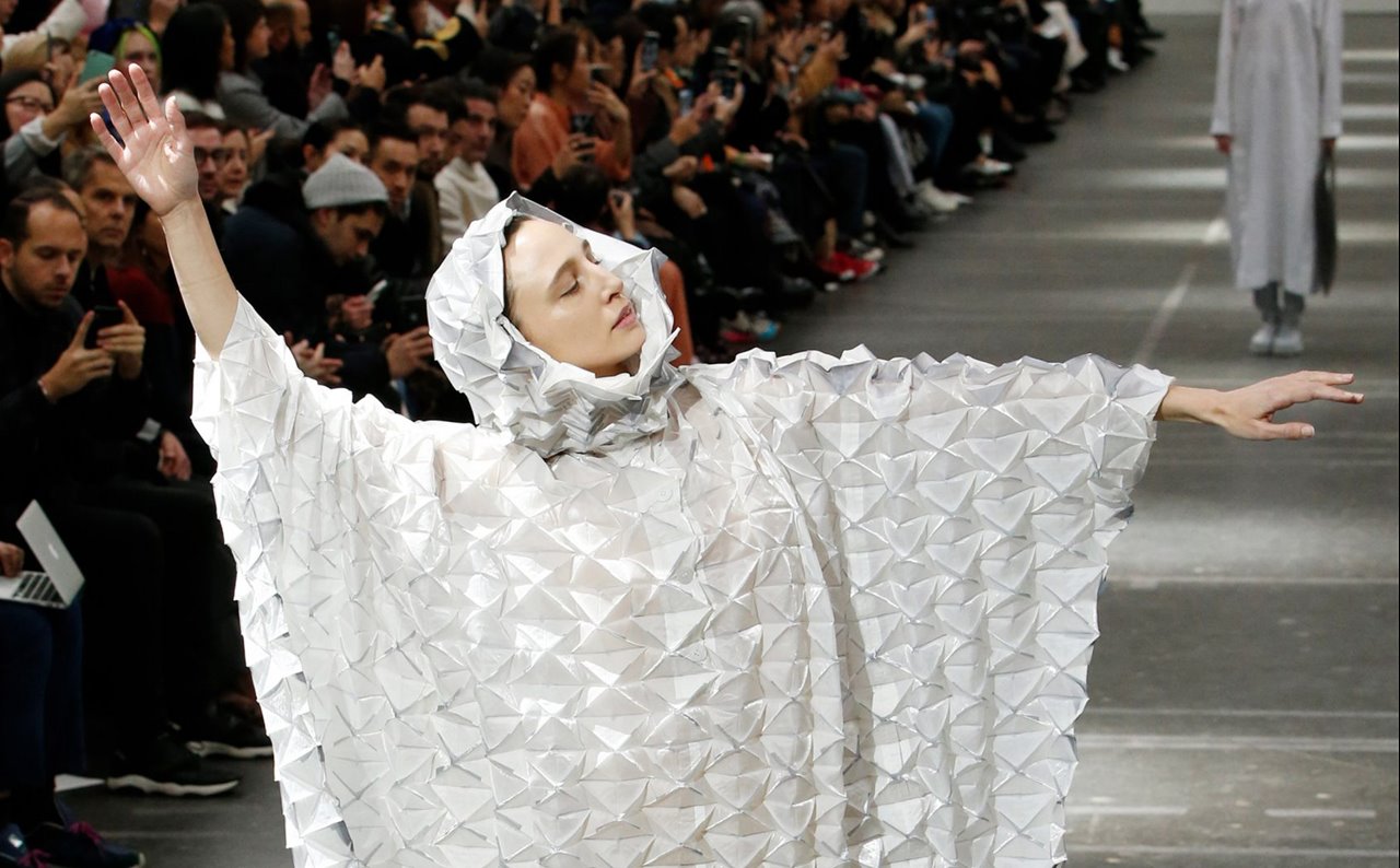 Las prendas plisadas onduladas son un incondicional de Issey Miyake