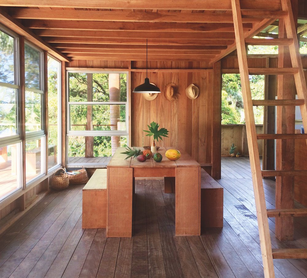 Lucas Browe, el marido de Jesse, no solo ha diseñado y construido la casa; también los muebles son producto del trabajo de sus manos. Para ello ha utilizado maderas locales como el cedro y el laurel.