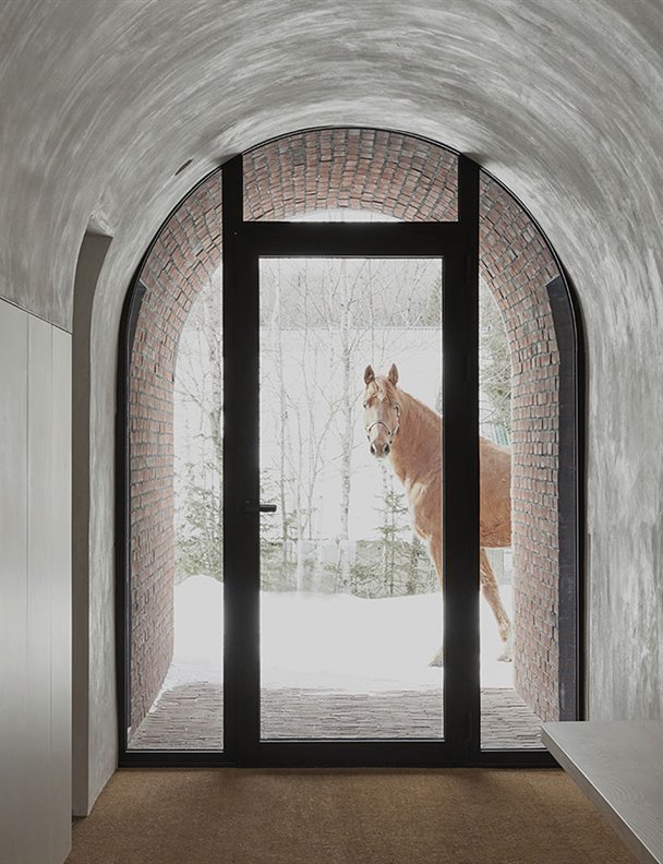Entre caballos, abedules y montañas, en esta casa se impone la pureza del ladrillo 