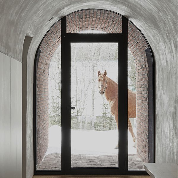 Entre caballos, abedules y montañas, en esta casa se impone la pureza del ladrillo 