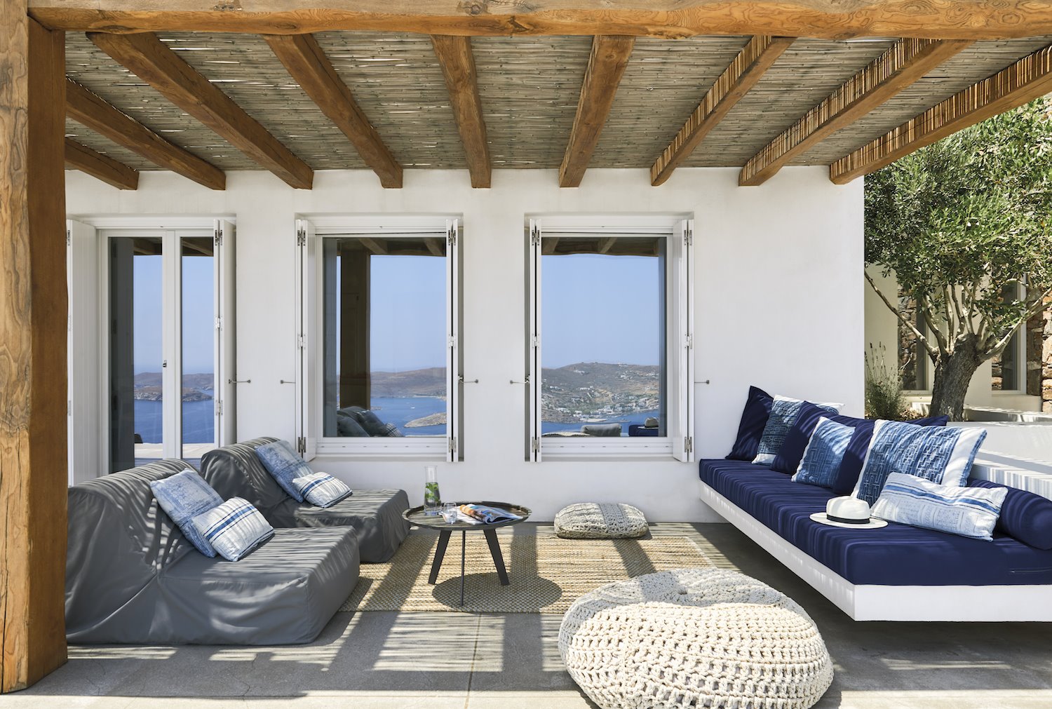 Terraza con cojines y sofas tapizas en color azul