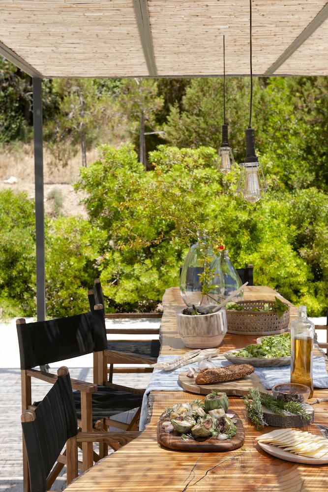 Terraza con mesa y tablas de madera