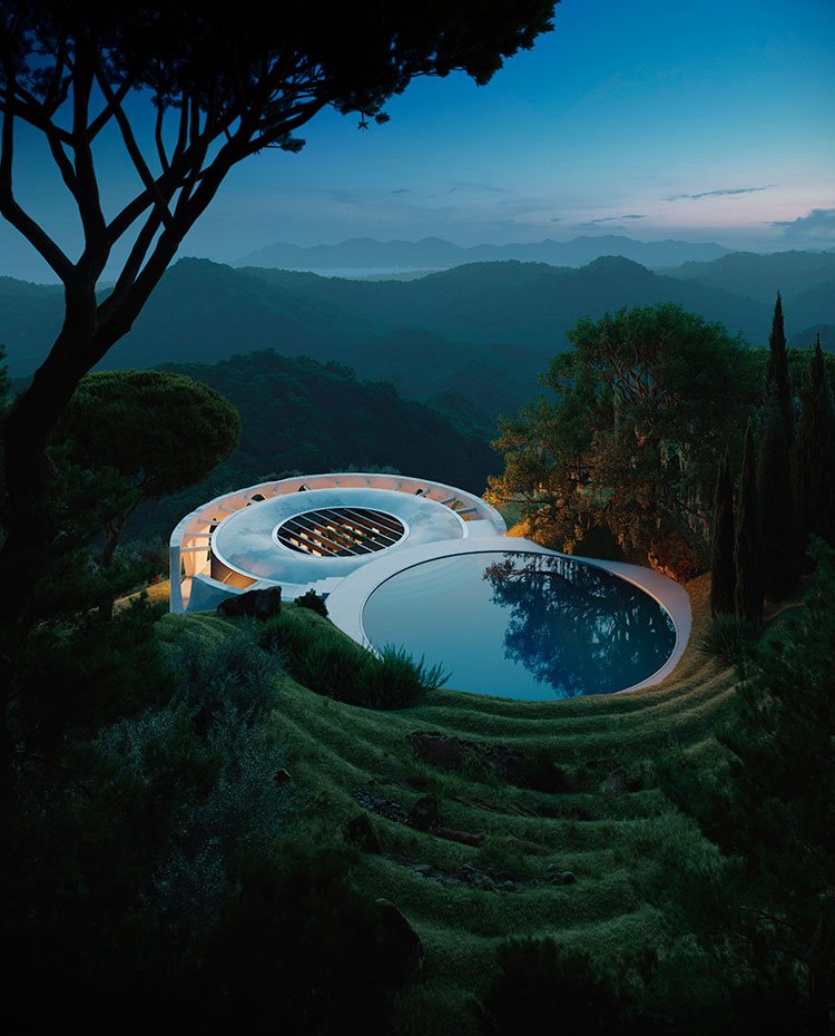 Vista general al anochecer de la cubierta de la vivienda con piscina superior