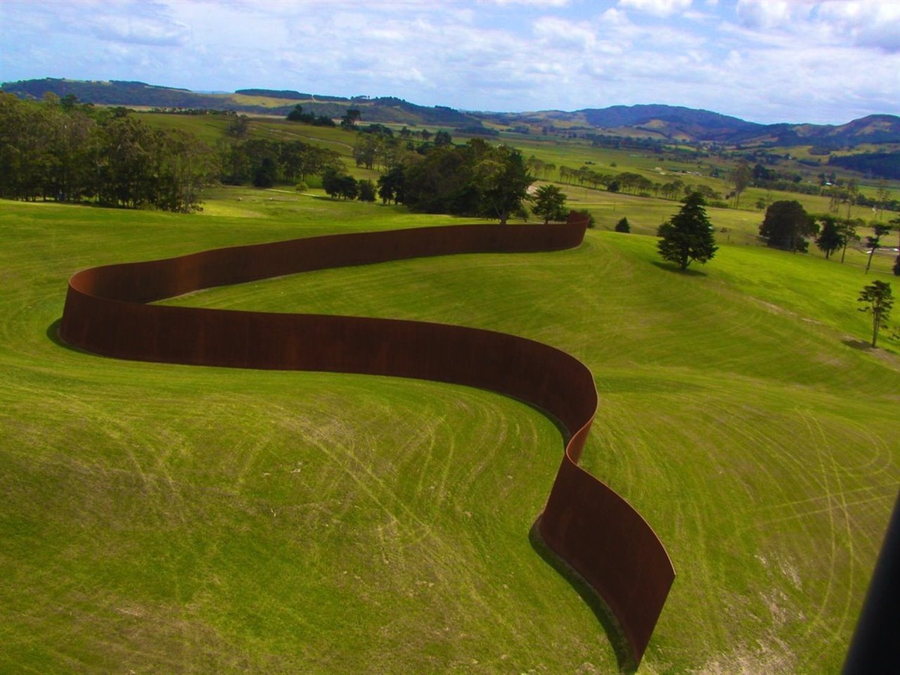 Amante de la escultura minimalista, al cantante le entaría tener una pieza de Richard Serra en su jardín. En la imagen, «Te Tuhirangi Contour» (1999/2001 - 56 planchas de acero corten 252m x 6m x 50mm) situada en el parque de esculturas Gibbs Farm, en Nueva Zelanda. Esta, evidentemente, no cabría en su jardín….