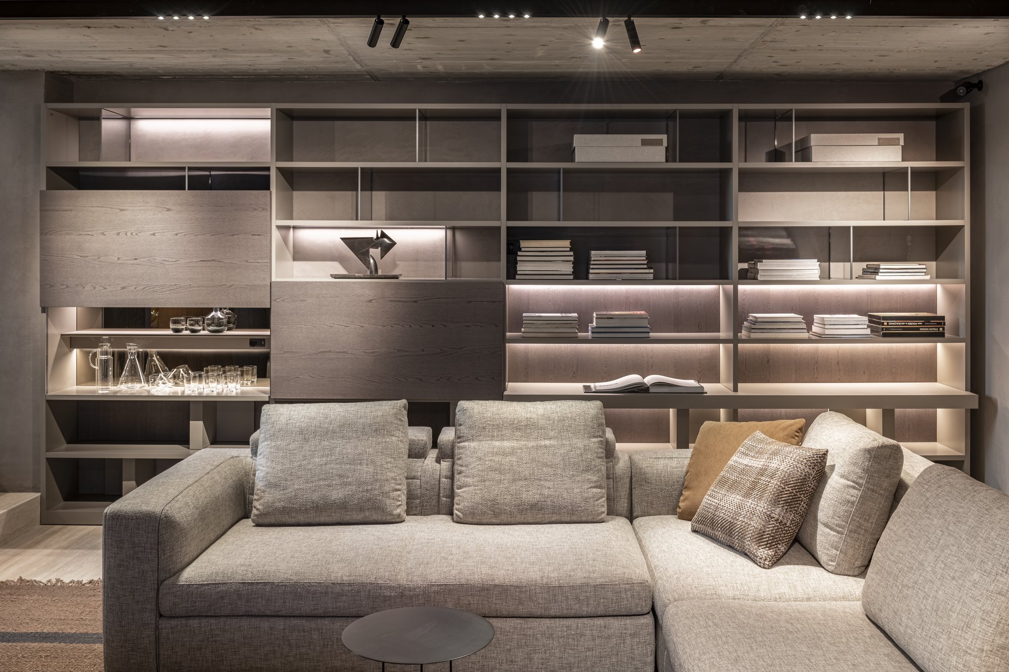 FERRUZ FLAGSHIP MOLTENI 011