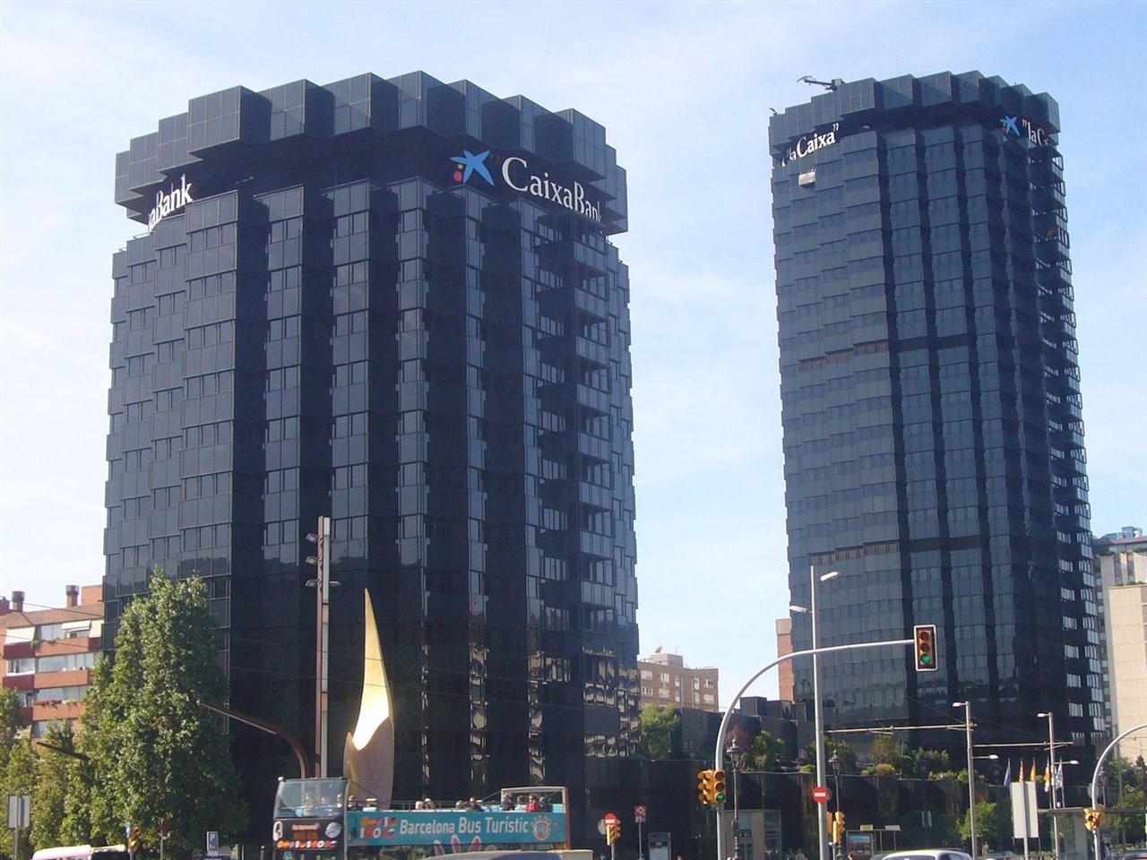 Las torres de La Caixa, símbolo máximo del poderío económico que representa la Diagonal. 