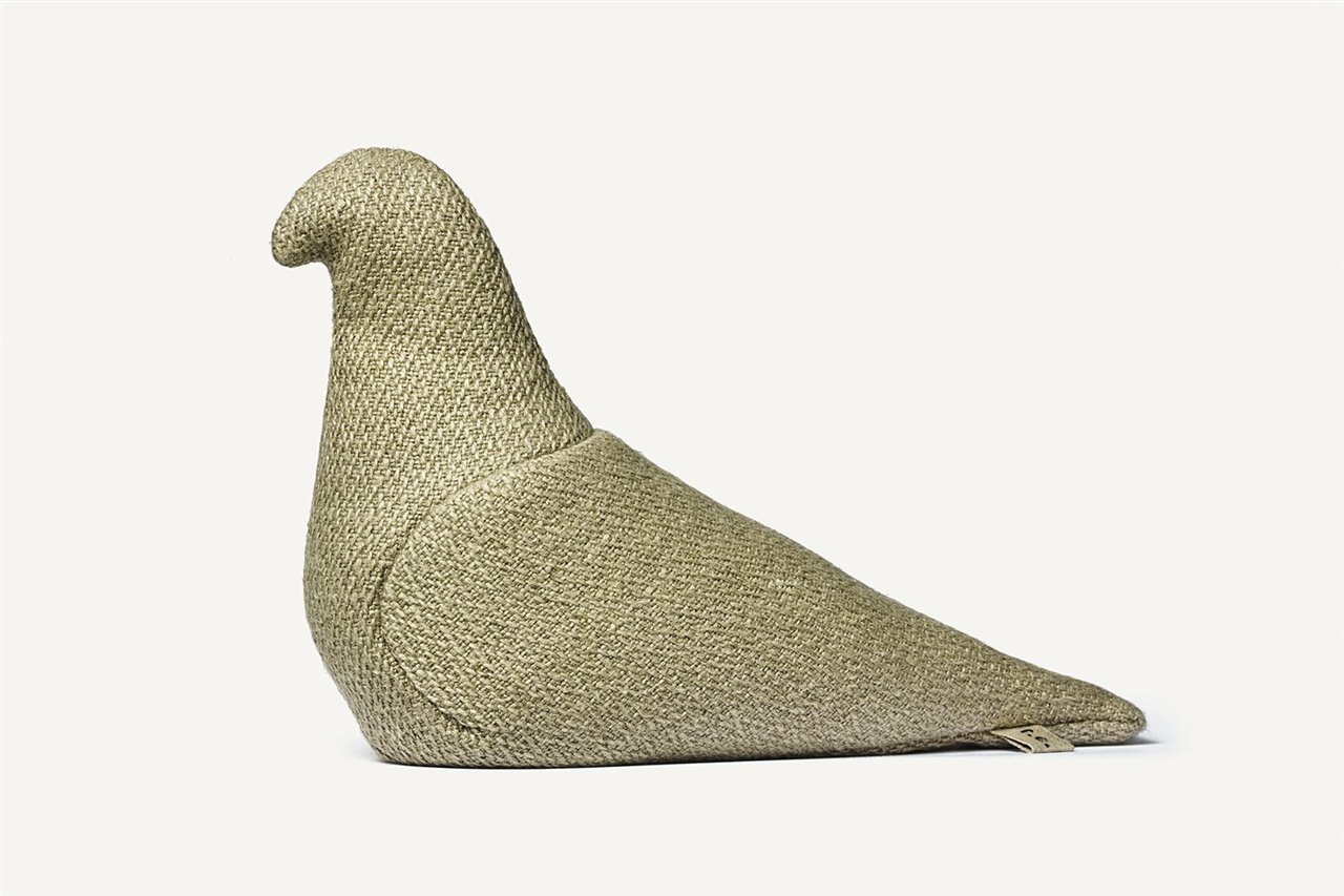 El proyecto Pigeon Service (2015) es una colección de 300 figuras de palomas realizadas con tejido para el Museo de las Texturas de Kortrijk (Holanda). 