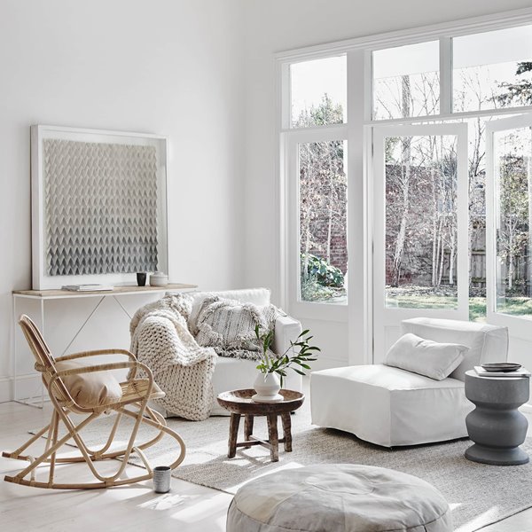 Salon con muebles de ratan y de color blanco