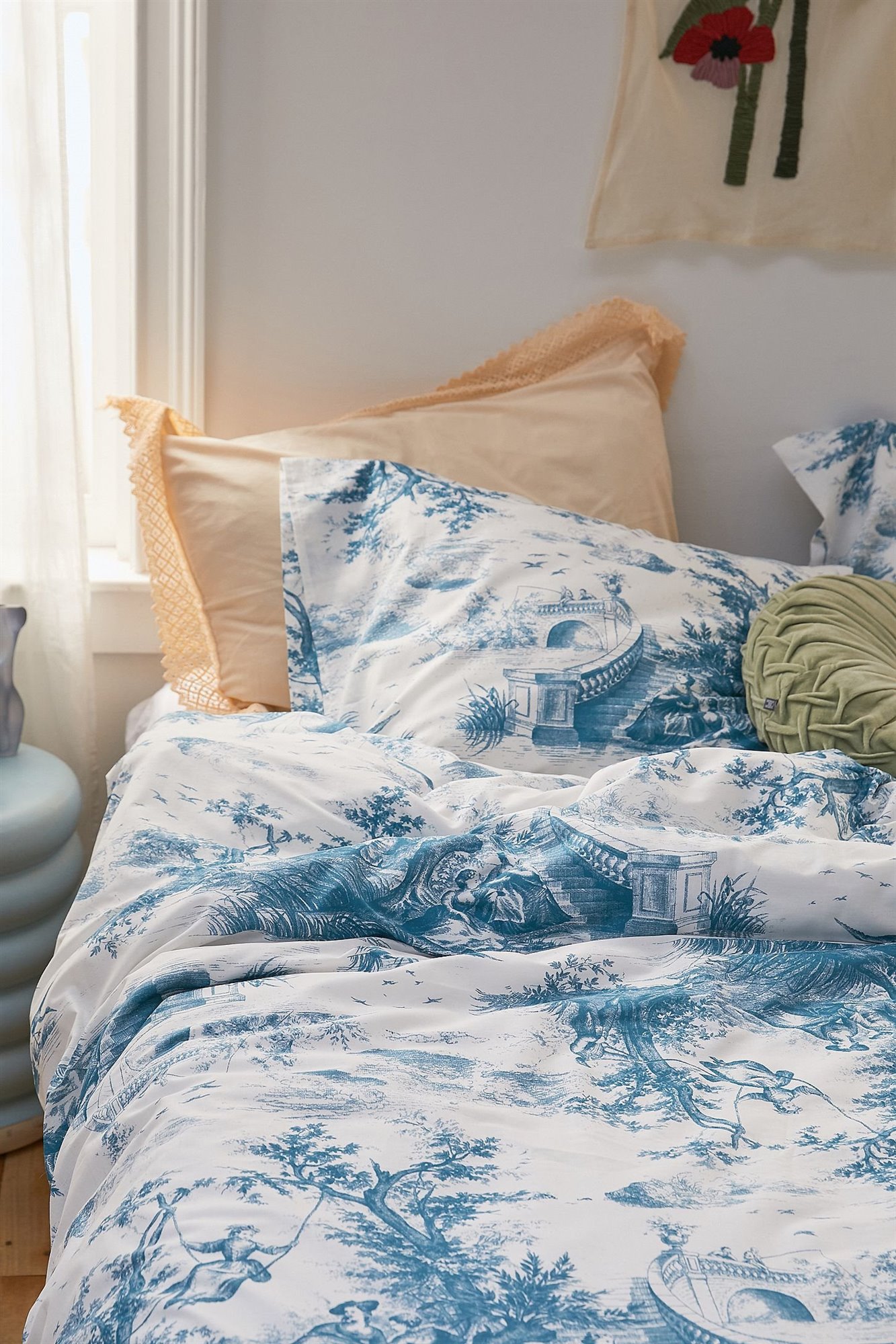 Cama y cojines Toile de Jouy