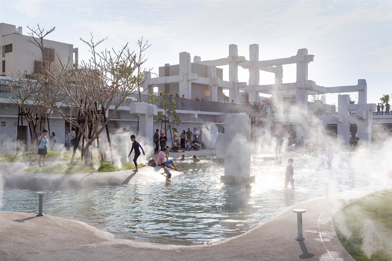 El parque está integrado, además de la lámina de agua, por lugares de reunión y arcadas de los anteriores cimientos del centro comercial.