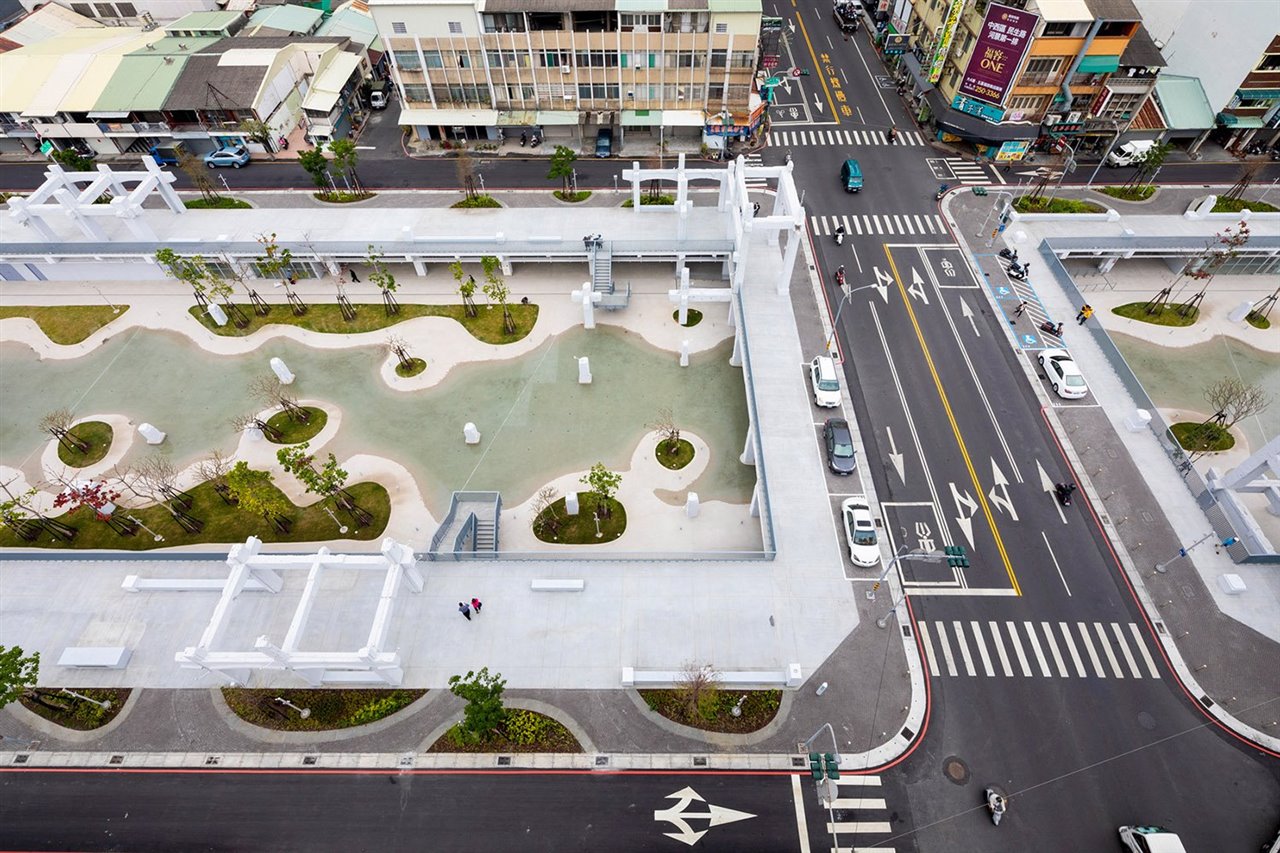 El parque se ha construido por debajo del nivel de la calle, aprovechando el antiguo aparcamiento del centro comercial.