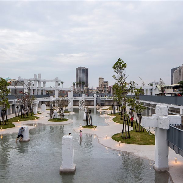 El parque se ha construido por debajo del nivel de la calle, en una zona próxima al canal de Tainan.