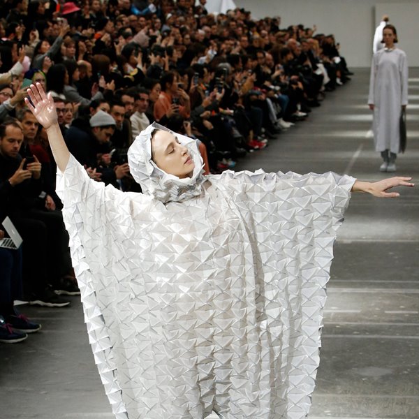 issey-miyake-autumn-winter-2020-fashion-show-milan dezeen 2364 col 9-1704x2556