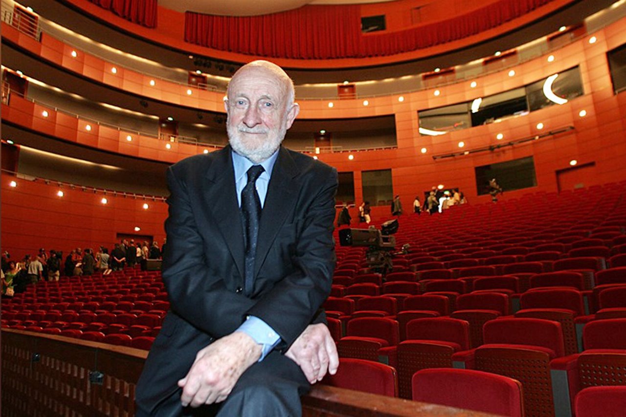 Vittorio Gregotti en el interior del Teatro Arcimboldi de Milán.