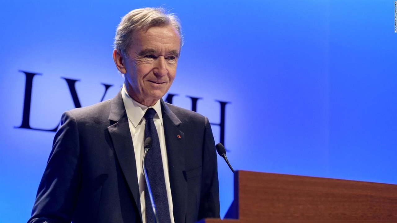 Bernard Arnault, el director ejecutivo del grupo LVMH, ha frenado la producción de perfumes y cosméticos de tres de sus mayores marcas. 