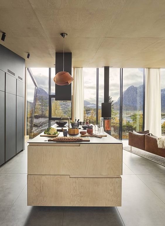 Cocina con acabados de madera de una casa en Noruega