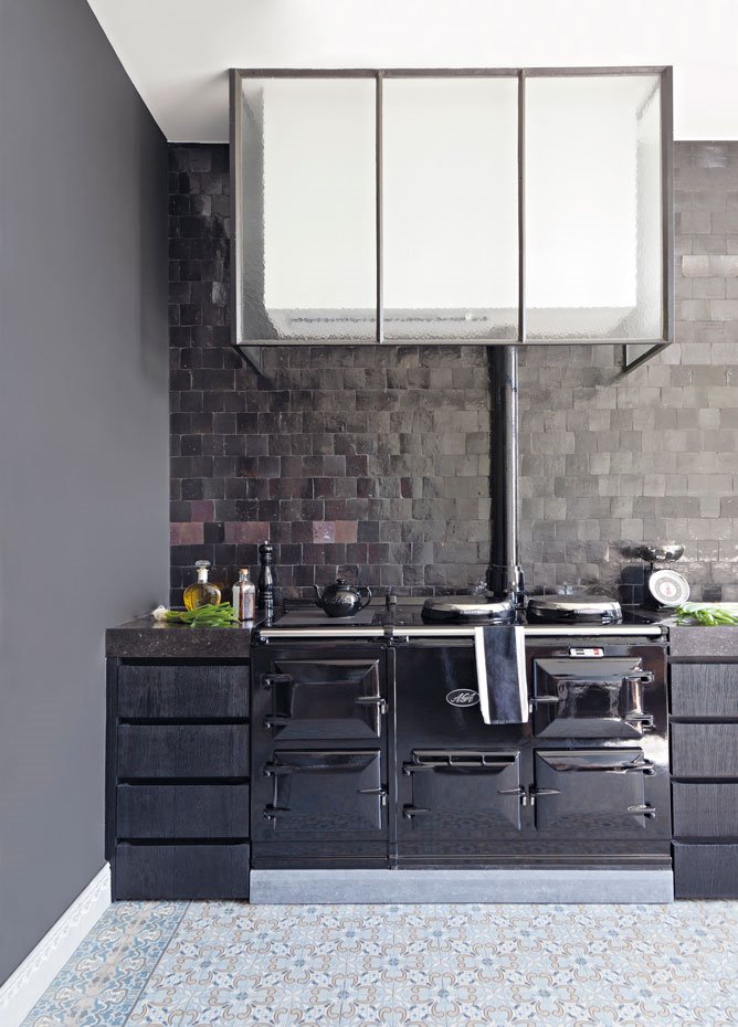 Cocina con suelo hidráulico y las baldosas cerámicas de la pared