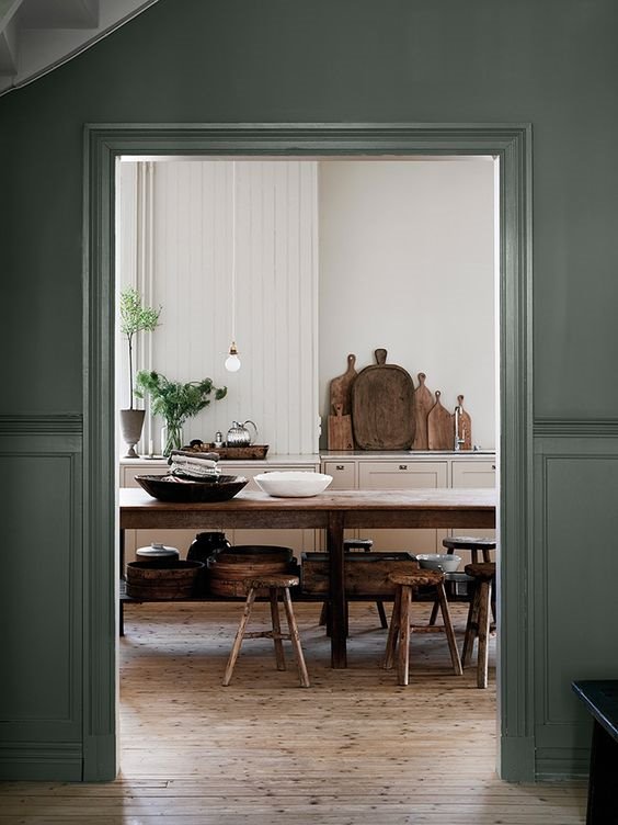 Cocina con taburetes rústicos