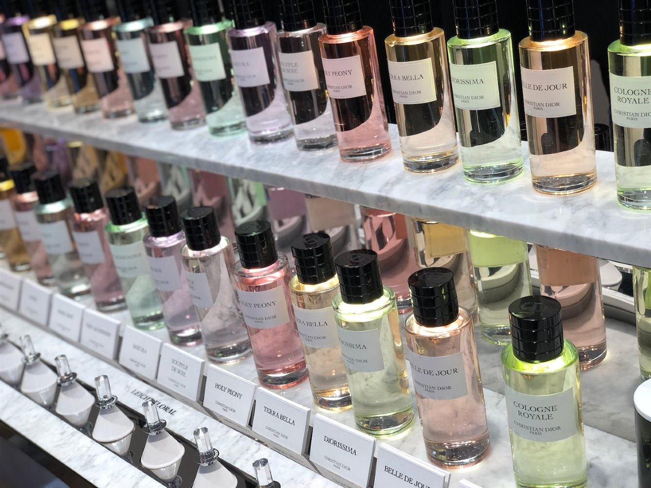 Christian Dior, así como Givenchy y Guerlain, producen desde esta misma semana geles desinfectantes "durante el tiempo que sea necesario". 