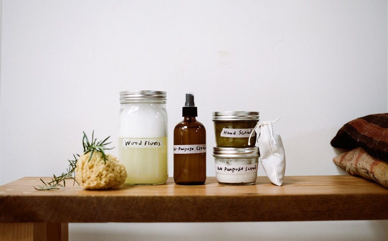 Puedes crear tus propios desinfectantes con algunos productos que tengas por casa, pero ojo, sigue las recomendaciones de los profesionales