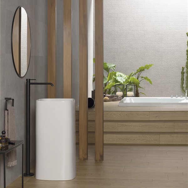 El reciclaje, la reducción y la reutilización de recursos forma parte de la filosofía de los productos Porcelanosa desde hace años. Revestimiento PAR-KER® Forest Natural.