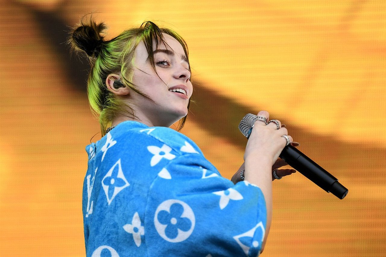 Billie Eilish, de 19 años, ganadora de 4 premios Grammy, triunfa con canciones sobre su preocupación por el cambio climático.