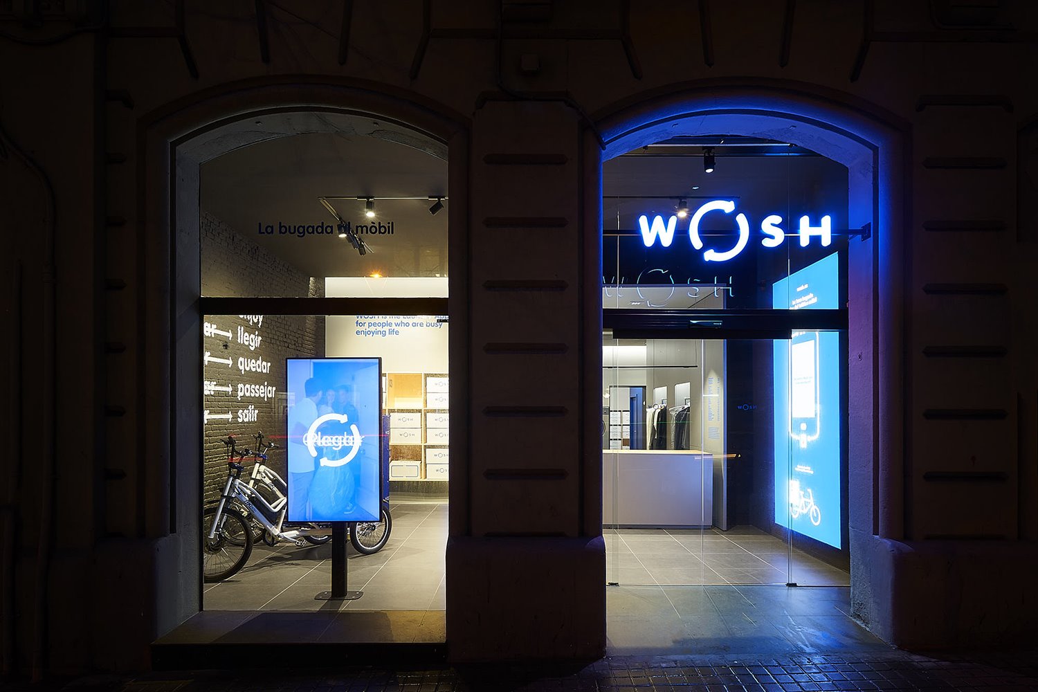 Lavanderia de diseño en Barcelona 3. El estudio Bildi, fundado por Agnès Simon y Martí Ferré, se ha ocupado de la gráfica del proyecto y de su aplicación en la tienda insignia, inaugurada recientemente en el corazón del Eixample barcelonés.