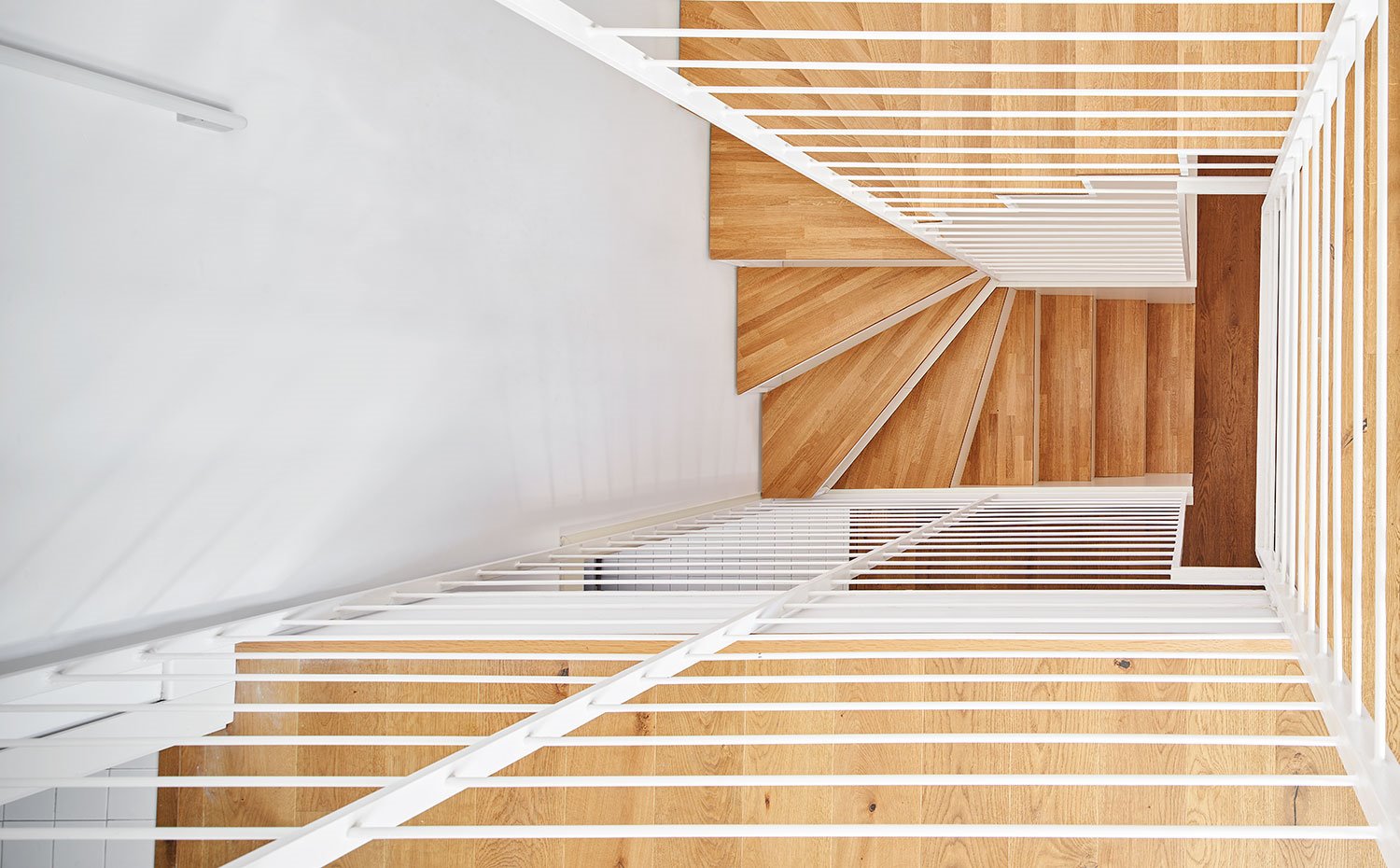 Escaleras en caracol entre las diferentes plantas con estructura metalizada en blanco