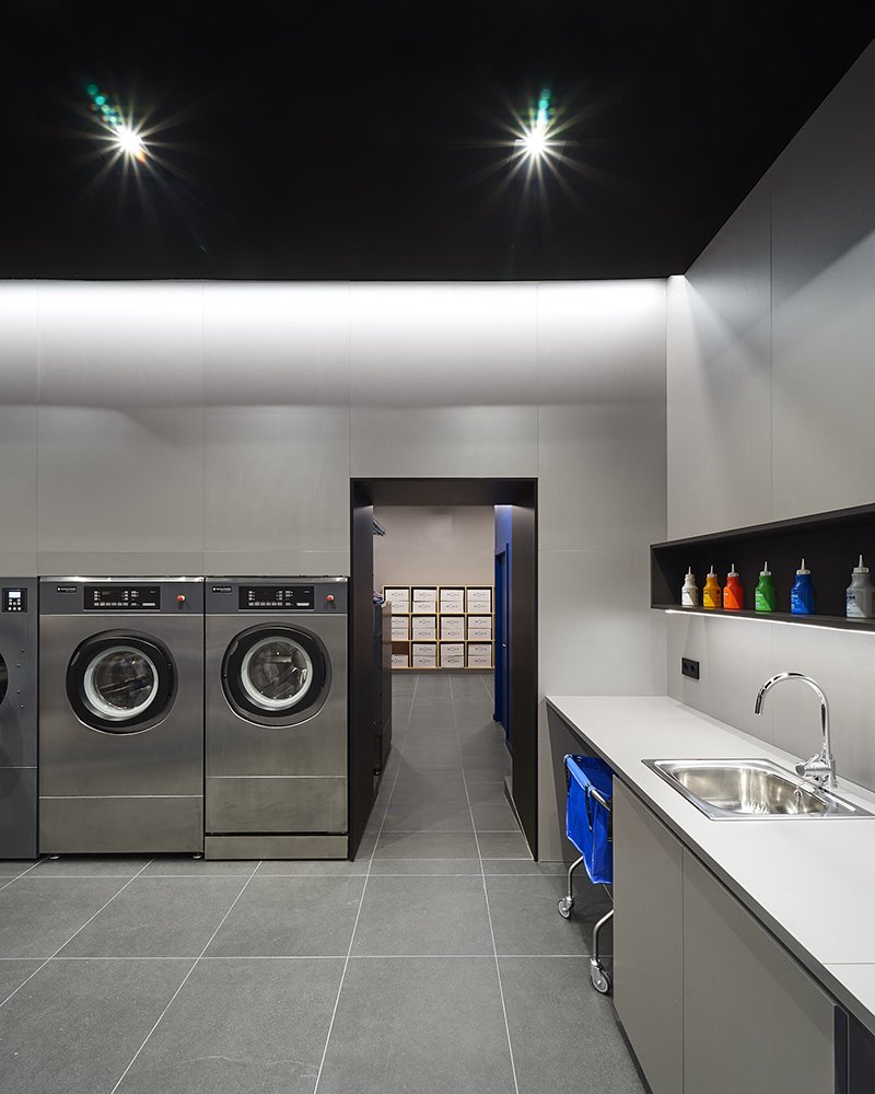 Lavanderia de diseño en Barcelona 5. Ideados como si se tratara de un laboratorio, la zona de trabajo y el almacén-office, lejos de esconderse, se abren a ojos del cliente como un espacio único que rompe con la vieja idea que todos tenemos de lavandería.