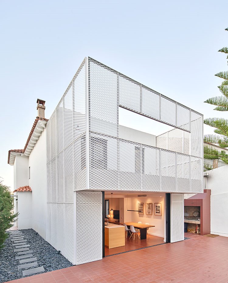 Vista exterior de vivienda original más anexo con barbacoa exterior y zona de comedor y cocina