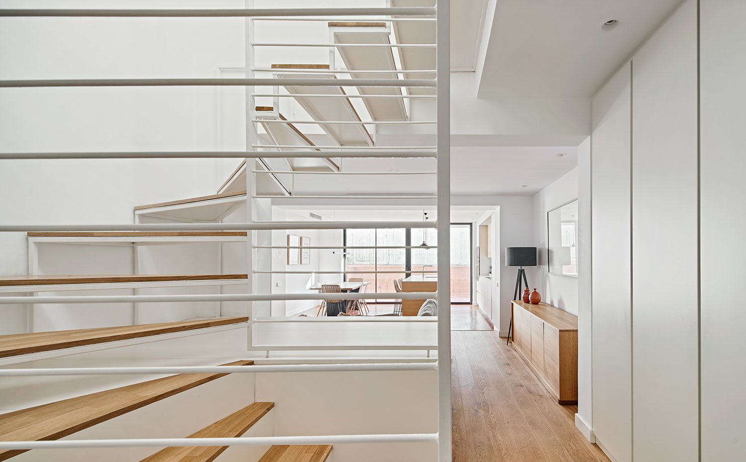 Vista hacia el salón, comedor y cocina desde la parte lateral de la escalera