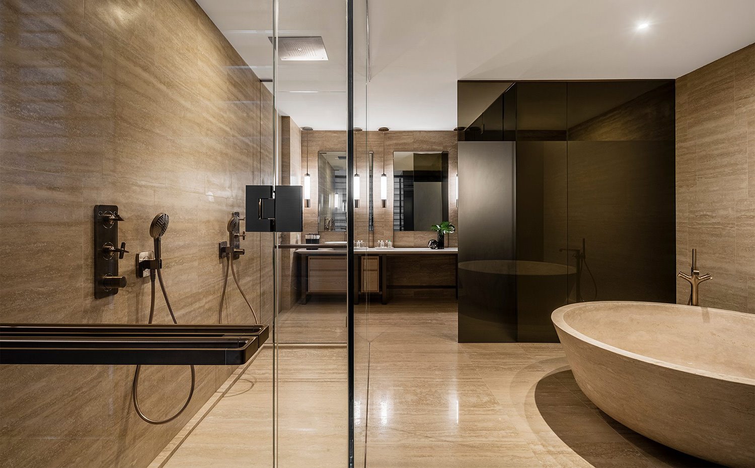 Cuarto de baño revestido de pizarra, bañera exenta y tabique de cristal
