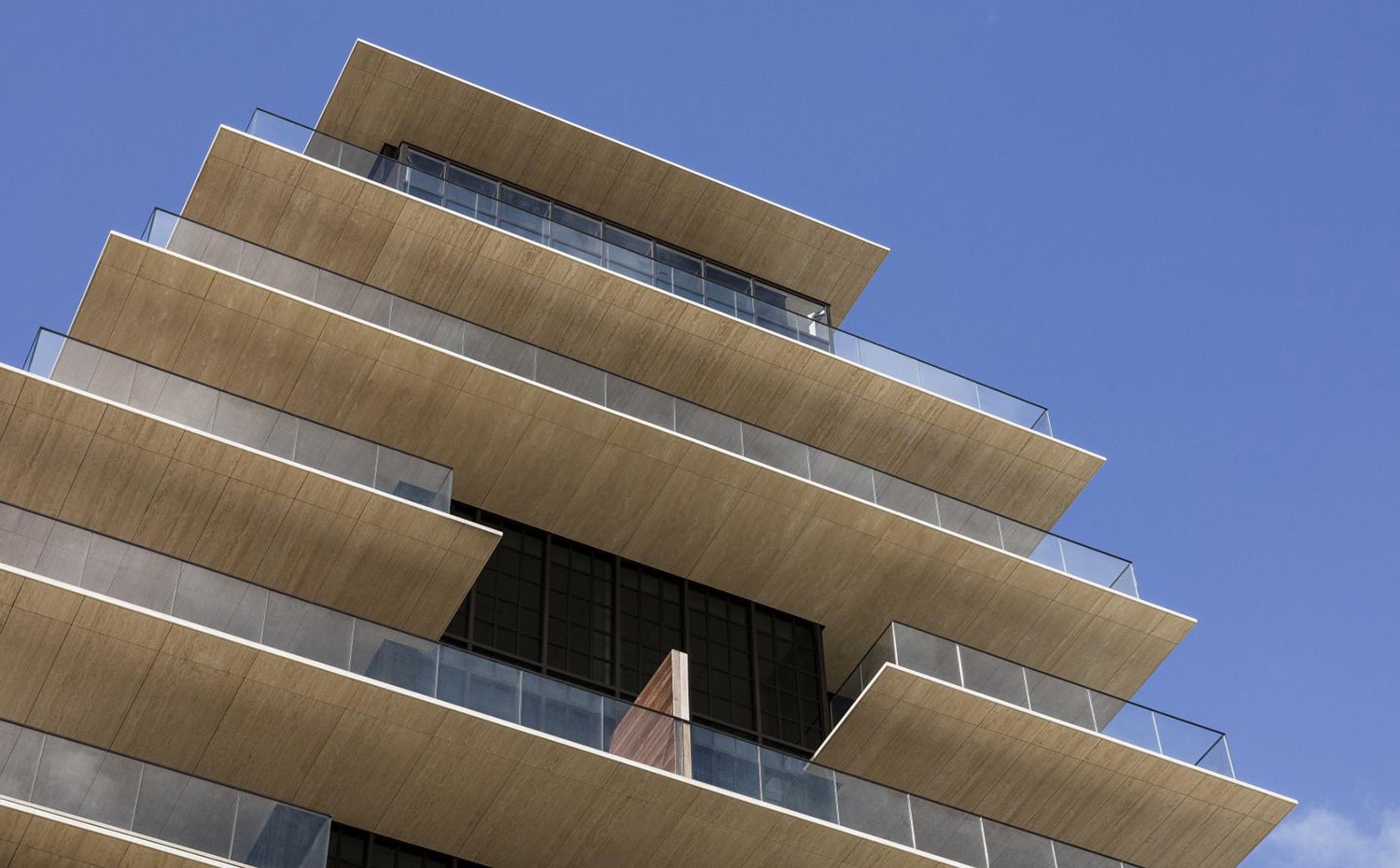 Detalle terrazas de apartamentos con barandilla de cristal