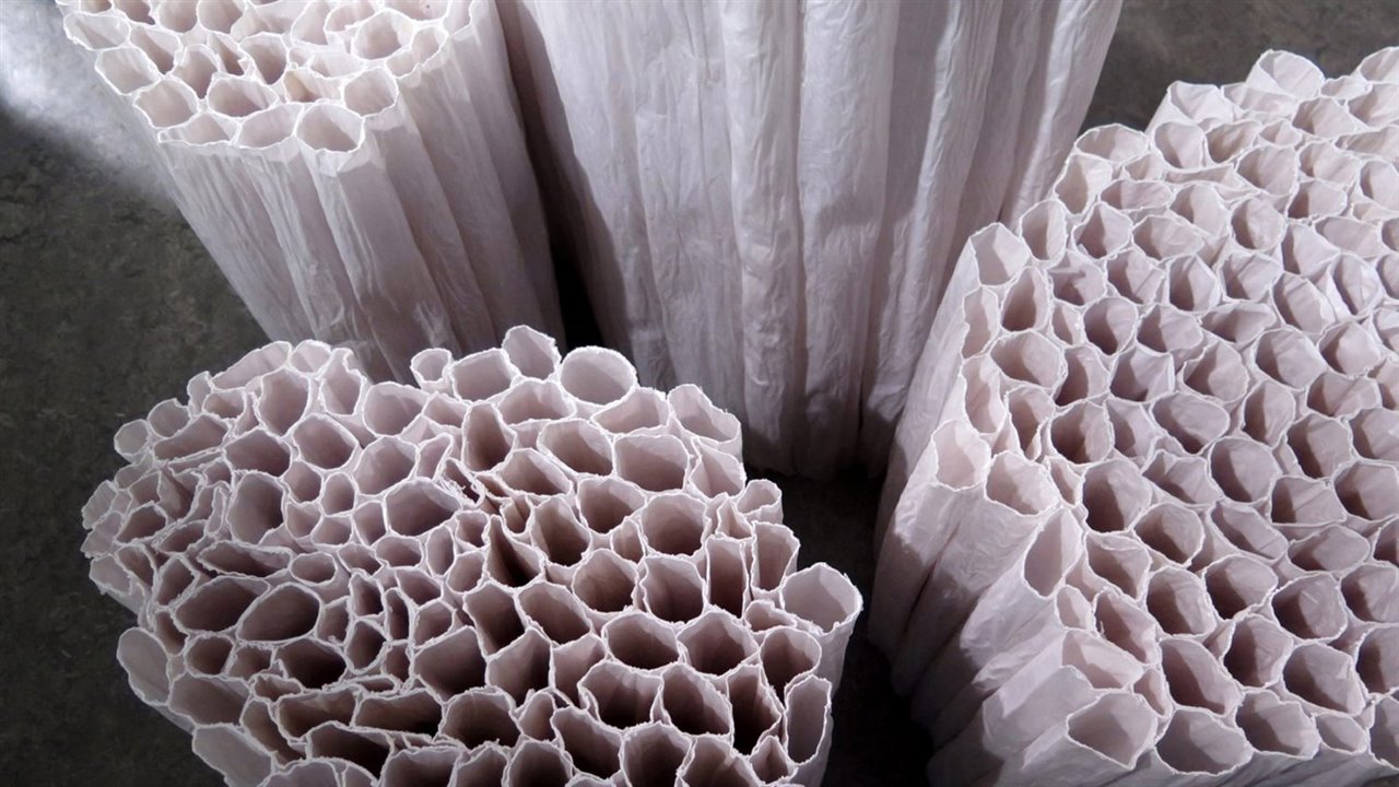 La artista y diseñadora ha desarrollado una serie de herramientas a medida para dar forma al papel mientras aún está húmedo.