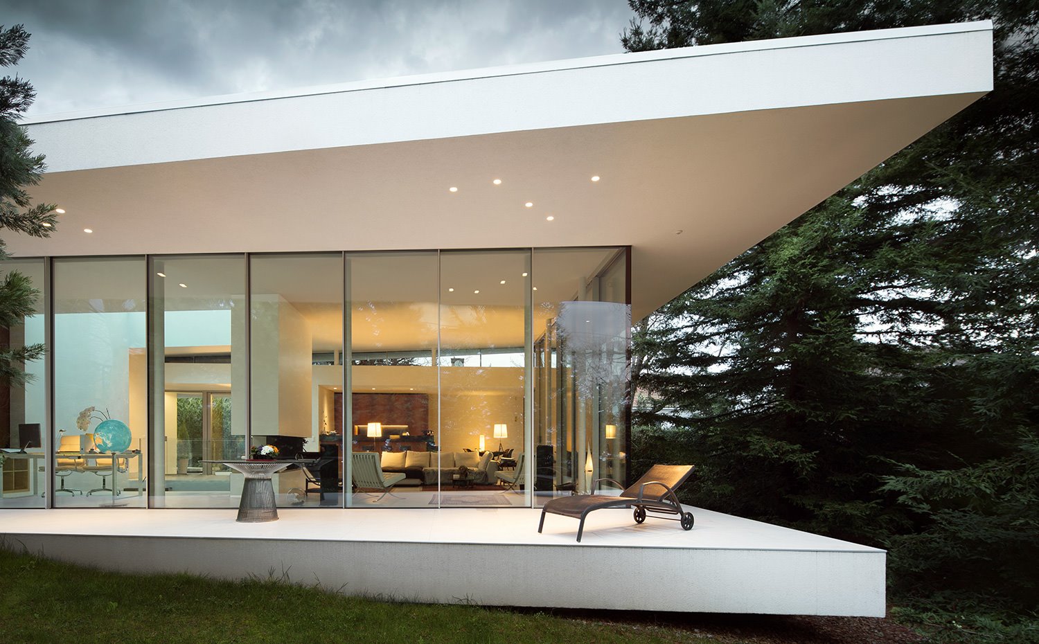 Exterior con terraza semicubierta junto a salón y zona de trabajo, subierta sobresaliente