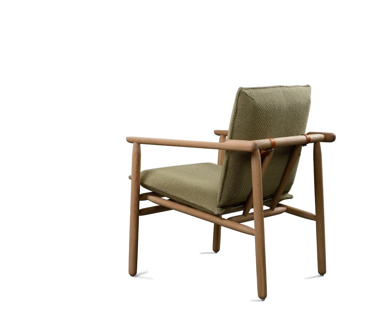 La estructura de madera es fija pero el asiento permite variaciones: cuero vegetal y una amplia selección de telas. 