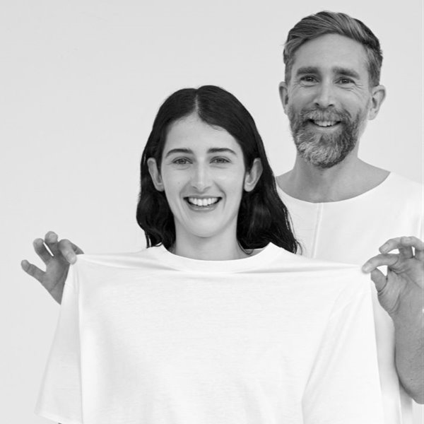 La camiseta blanca, interpretada por COS