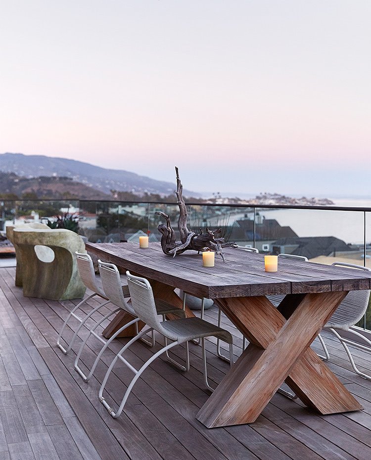 Comedor exterior, mesa de madera, tarima de madera, sillas metálicas en blanco