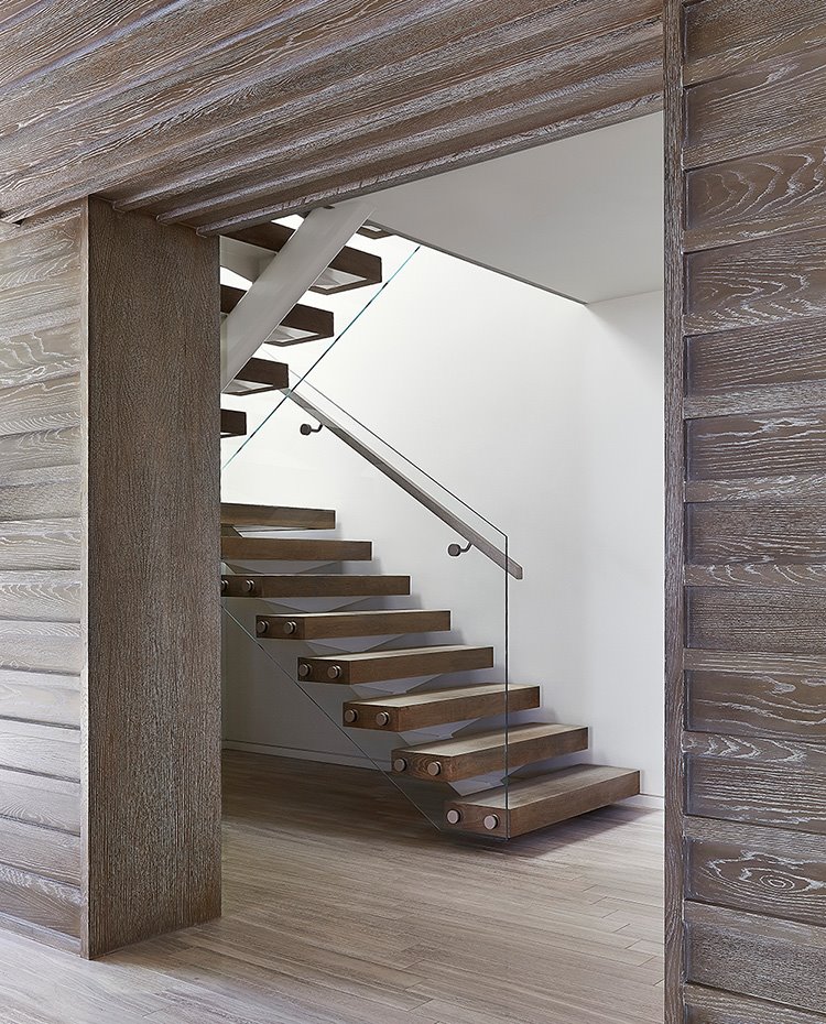 Zona de paso con revestimiento, suelo y escalones en madera