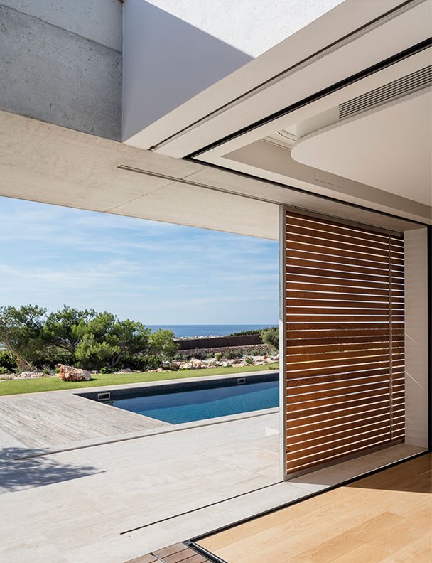 Vida y disfrute en Menorca con el paisaje mediterráneo abierto de par de par