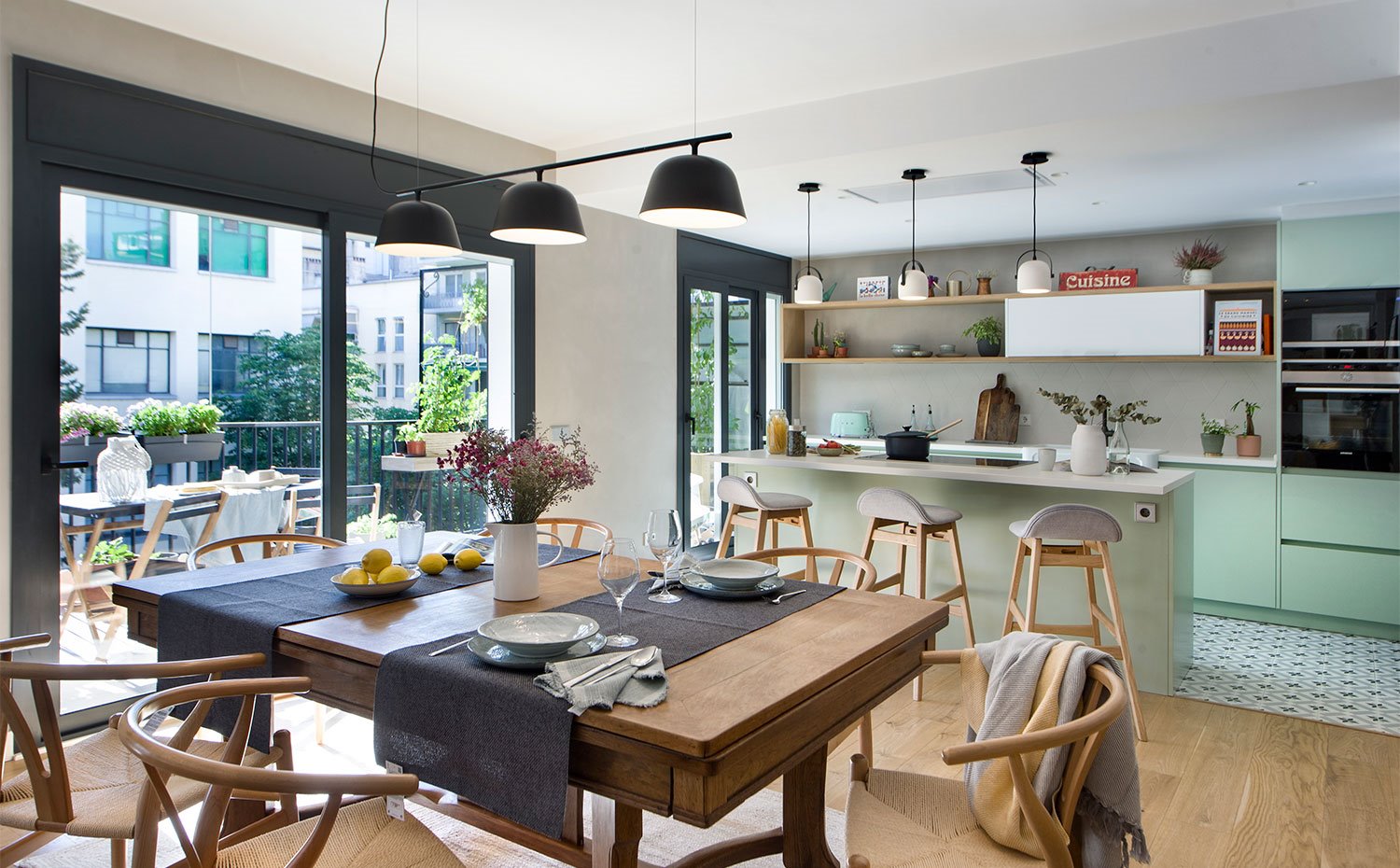 Comedor con mesa y sillas de madera, luminaria suspendida con tres cuerpos en gris oscuro