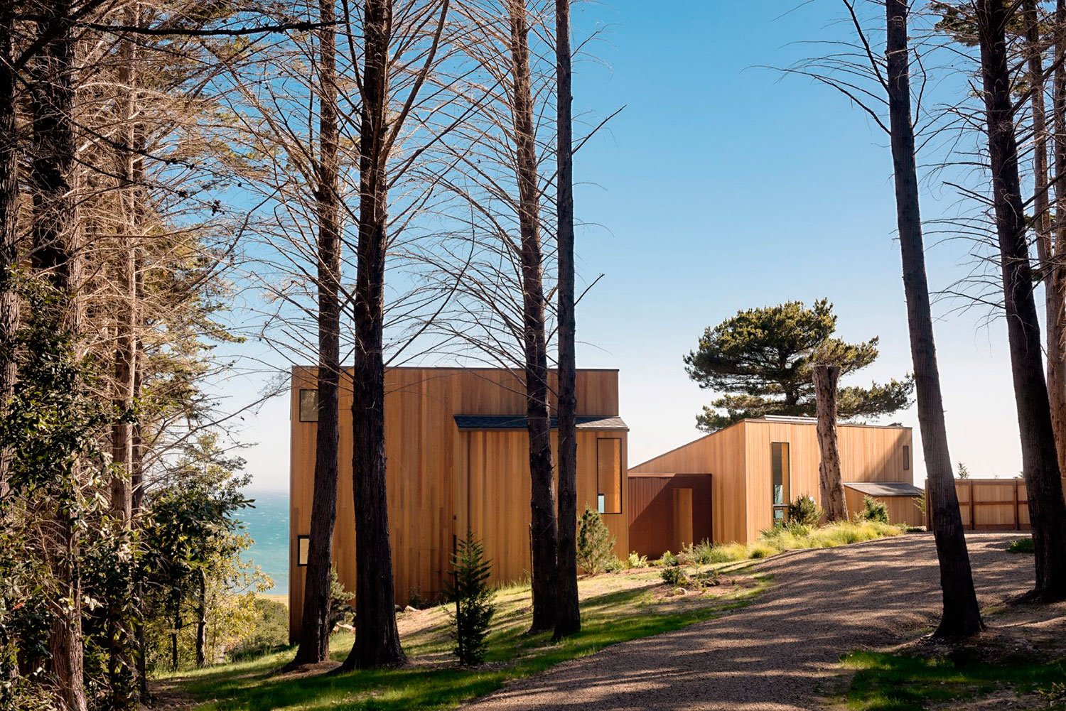 casa-con-volumenes-de-madera-en-California