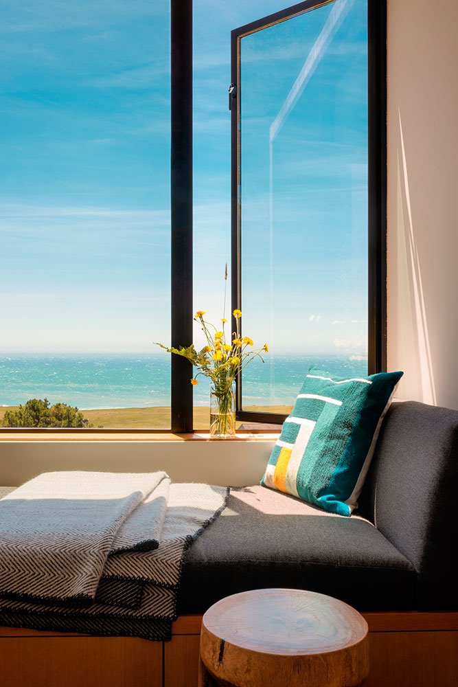 dormitorio-con-vistas-en-casa-con-piscina-en-California
