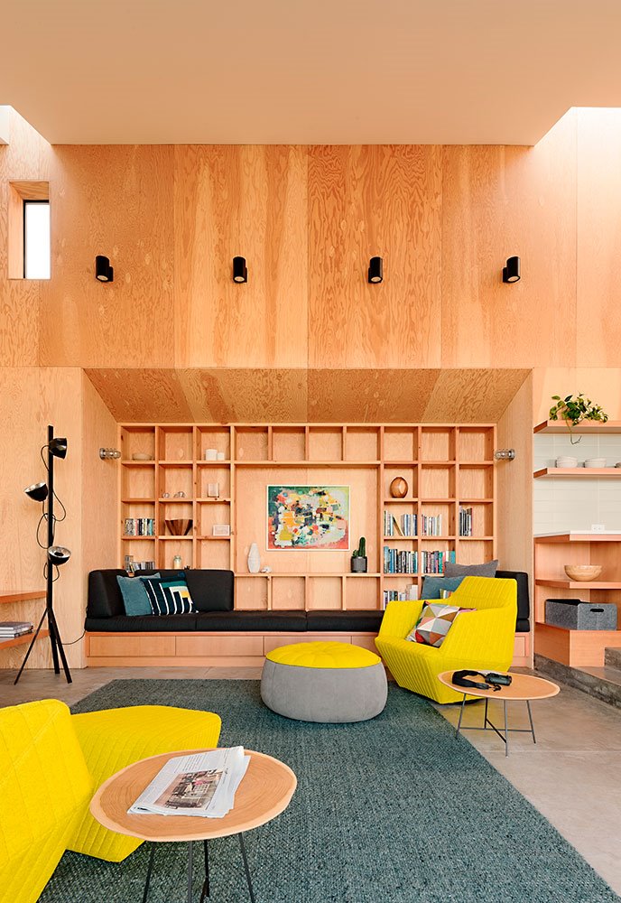 sala-de-estar-con-muebles-amarillos-en-casa-de-diseno-en-California
