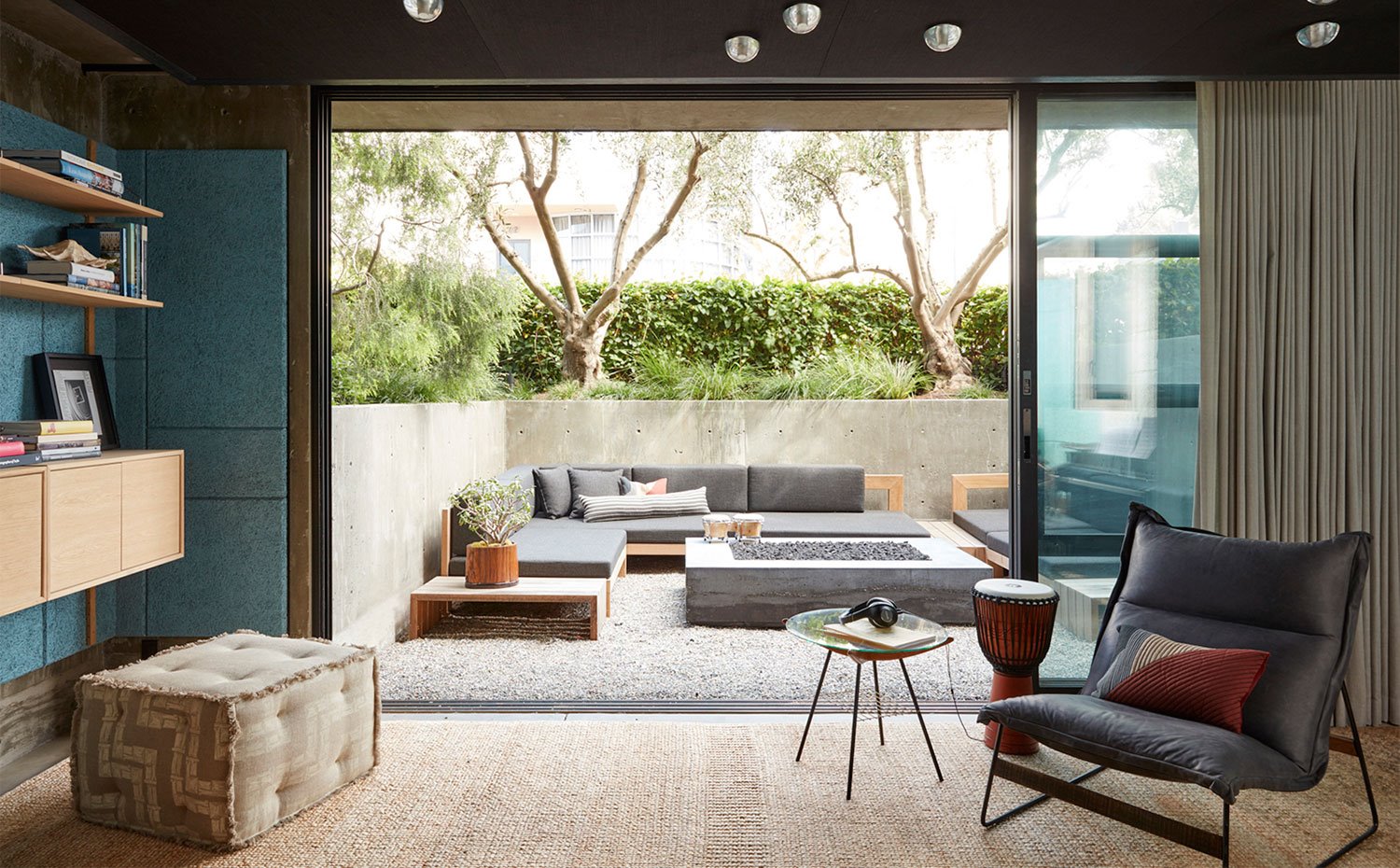 Salón con alfombra de fibra, con terraza al fondo