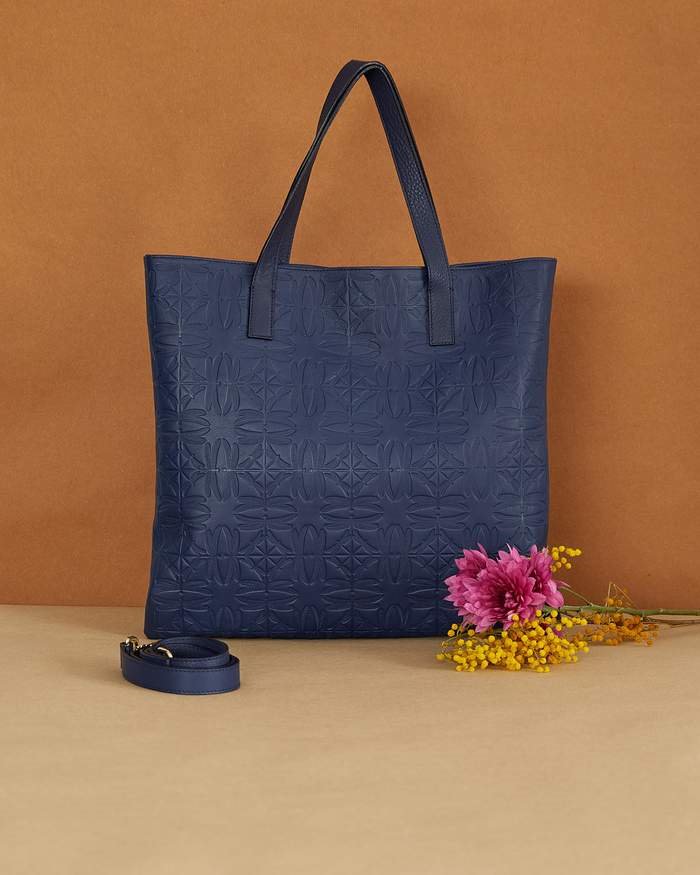 Bolso en tono azul marino y cierre tipo clip, Sophie Azure, de Möhel.
